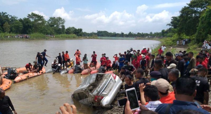 SDRF and local people pulling out the Car from Dikhow river